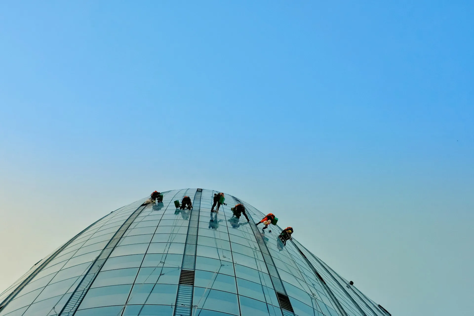 Équipe Timeset Sud en intervention sur une façade vitrée